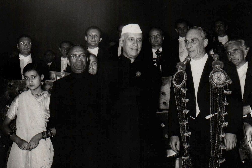 Indický premiér Pandit Jawarhlal Nehru v roce 1959 navštívil koncert České filharmonie a osobně předal dirigentu Karlu Ančerle květiny. 