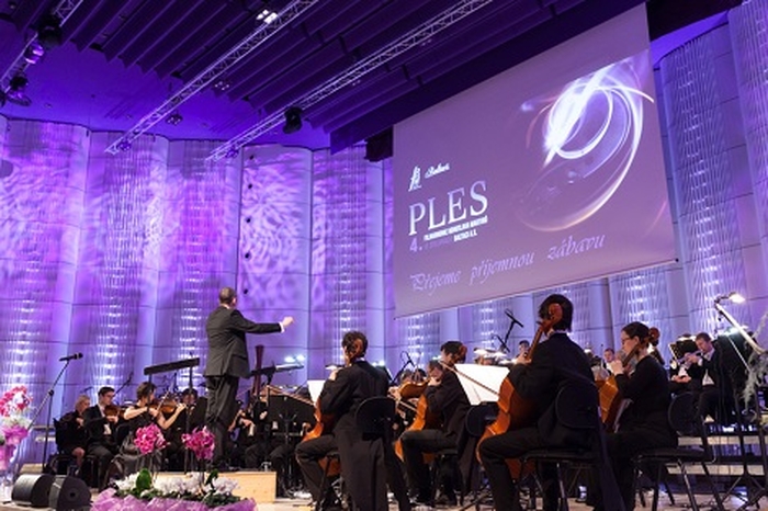 Na plese filharmoniků zazářila první dáma