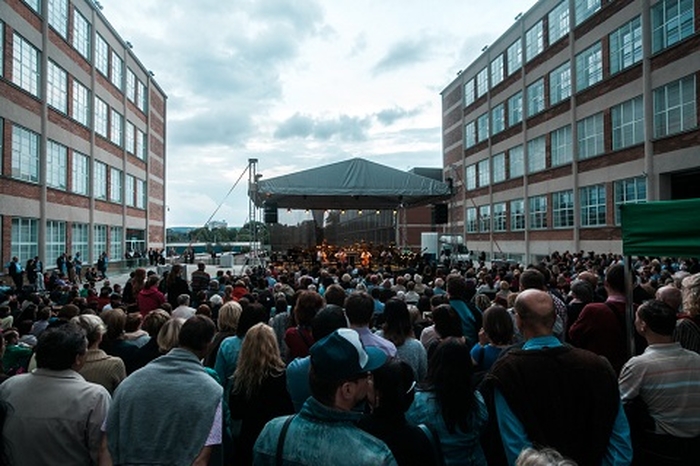 "MUZIKANTI, HRAJTE..." ANEB FILHARMONIE POD ŠIRÝM NEBEM