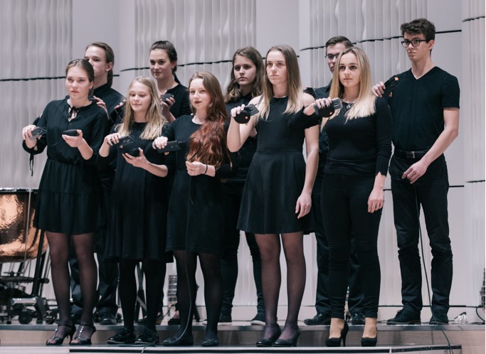 VIDEO: Filharmonici přizvali na pódium studenty, zahráli na své mobily VIDEO: Filharmonici přizvali na pódium studenty, zahráli na své mobily