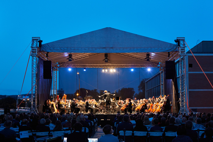 Zlínská filharmonie hrála pod širým nebem v Baťově institutu Mou vlast